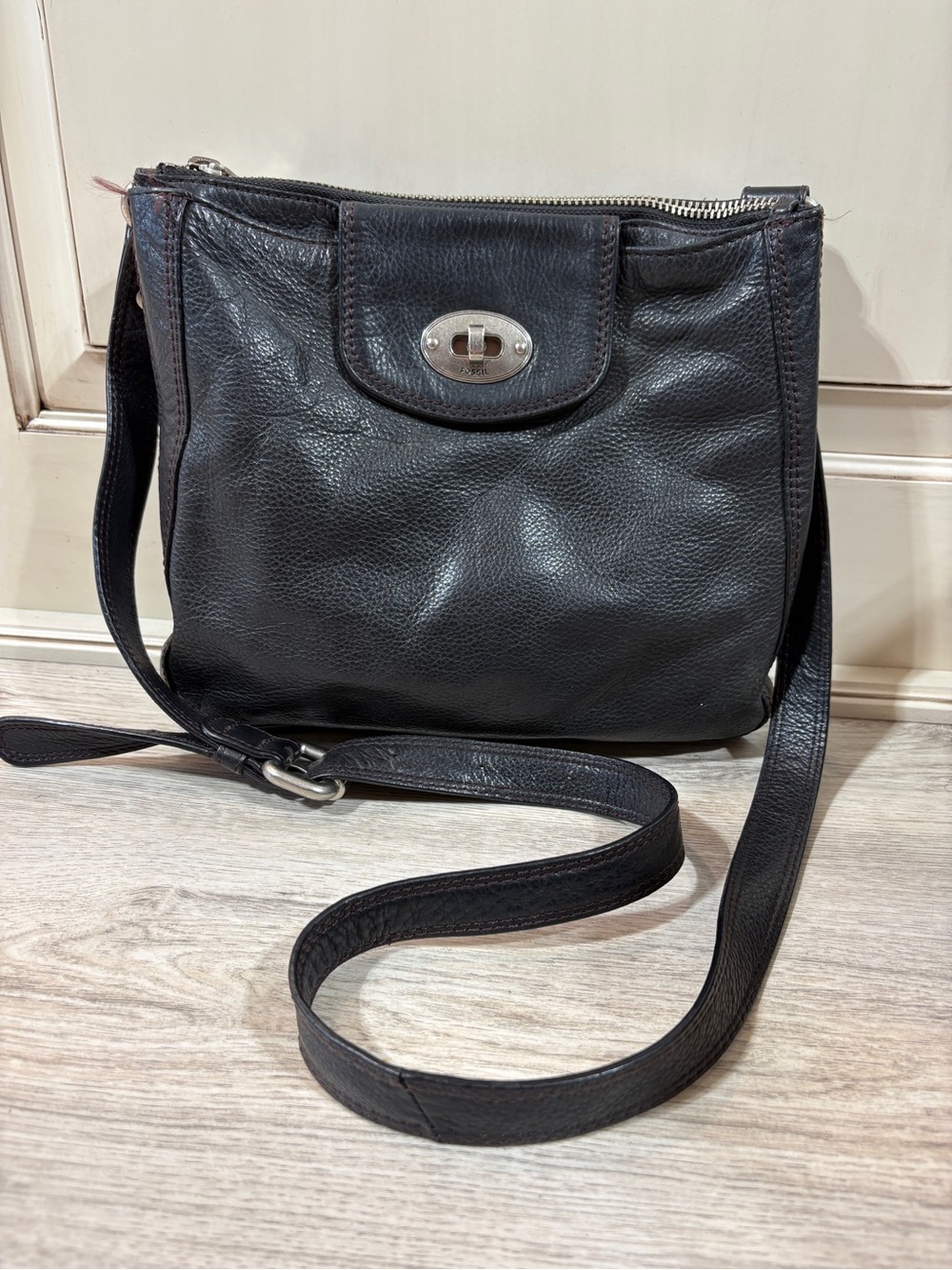Fossil Purse Leather Crossbody Turn Clasp Closure Zip Pockets Classic Black